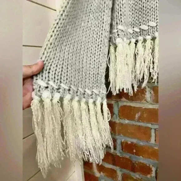 Farrow Gray Fringe Sweater Size‎ S/M - Picture 6 of 7